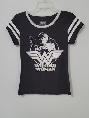 Wonder Women Graphic Tee, Size Large (11/13)